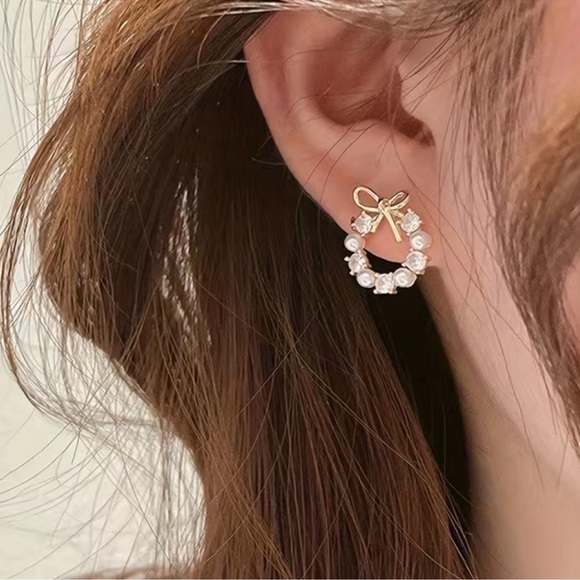 NEW gold tone and faux pearl and rhinestone earrings - Picture 3 of 5